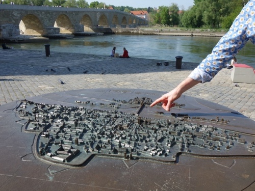 Bronzeplastik Altstadt Regensburg Bild leider nicht darstellbar